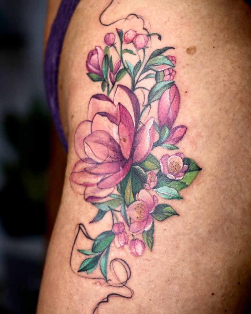 Magnólias cor-de-rosa em aquarela no braço
