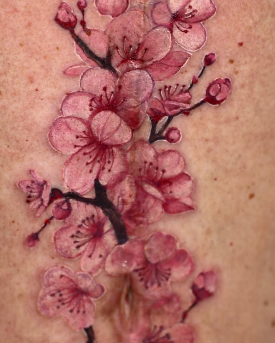 Depois: um galho de cerejeira em flor desenhado sobre a cicatriz, que virou o tronco